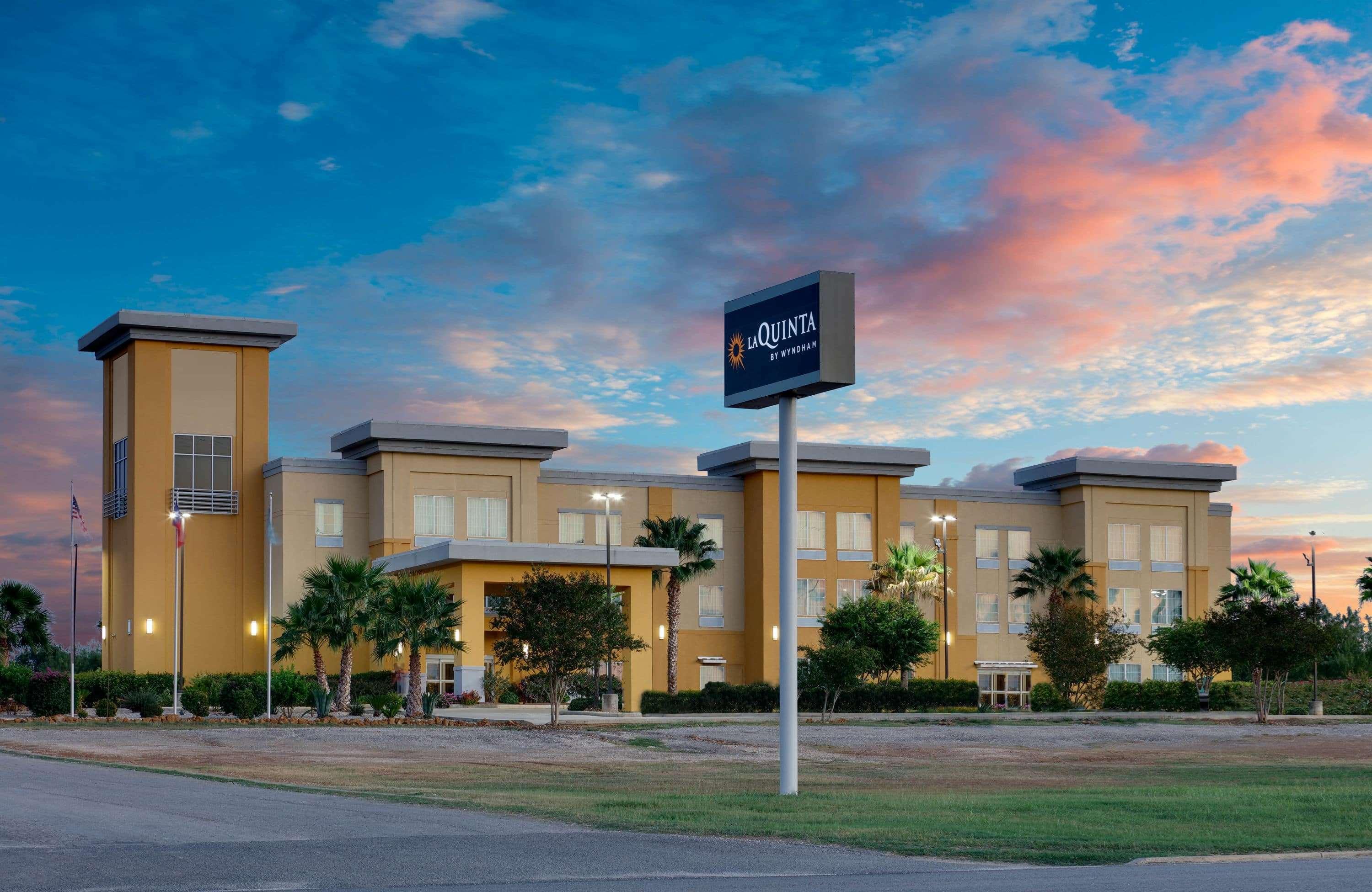 La Quinta By Wyndham Jourdanton - Pleasanton Hotel Exterior photo